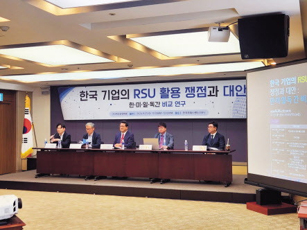25일 프레스센터에서 한국경영학회 주최로 열린 학술세미나에서 권세원(왼쪽부터) 이화여대 교수, 양희동 한국경영학회 차기회장(이화여대 교수), 김재구 한국경영학회 전 회장(명지대 교수), 이정현 명지대 교수, 이영달 한국경영학회 부회장(NYET 교수)이 패널토론을 하고 있다. 정윤희 기자
