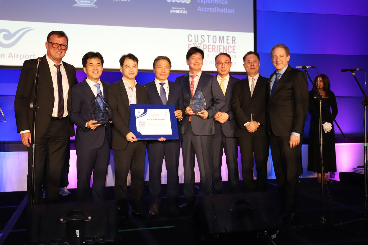 (From left) Amadeus Executive Vice President of Airport & Airline Operations Rudy Daniello, Transport Ministry Seoul Regional Office of Aviation Chief Administrator Kwon Hyuck-jin, IIA Trade Union Head Chang Ki-ho, IIA President and CEO Lee Hag-jae, IIA Non-executive Director Chang Sung-hwan, Justice Ministry Incheon Airport Foreign Immigration Service Chief Administrator Kim Jong-min, Korean Air Incheon Airport Regional Manager Noh Sung-jae and ACI World Director General Justin Erbacci, pose for a photo upon receiving the ACI accreditation at the Customer Experience Global Summit held in Atlanta, US, on Wednesday. (Incheon Airport)