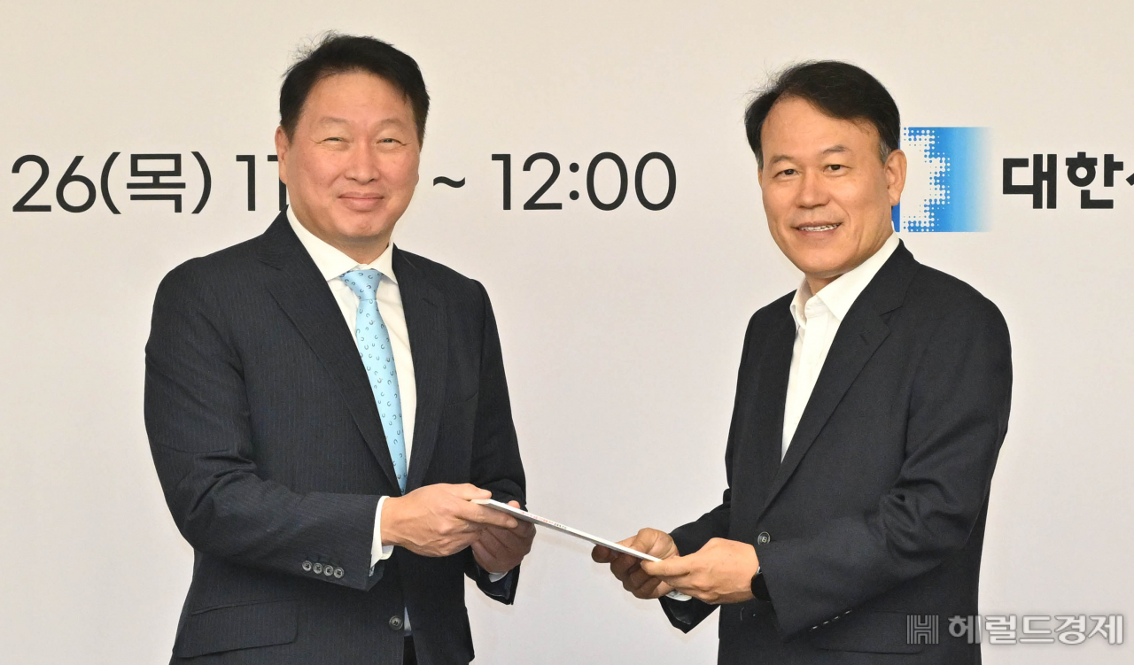 윤한홍(오른쪽) 국회 정무위원장과 최태원 대한상의 회장이 26일 오전 서울 중구 대한상의 챔버라운지에서 열린 간담회에서 기념촬영을 하고 있다. 임세준 기자