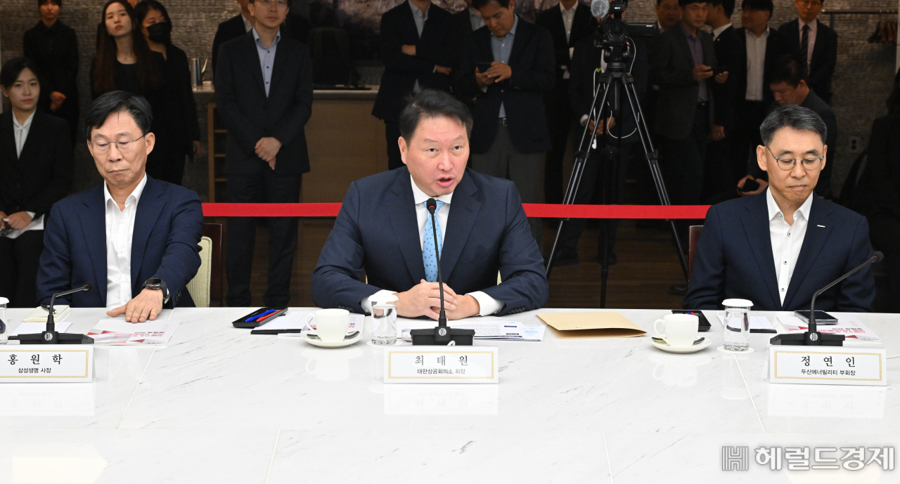 최태원(가운데) 대한상의 회장이 26일 오전 서울 중구 대한상의 챔버라운지에서 열린 윤한홍 국회 정무위원장 초청 간담회에서 발언하고 있다. 임세준 기자