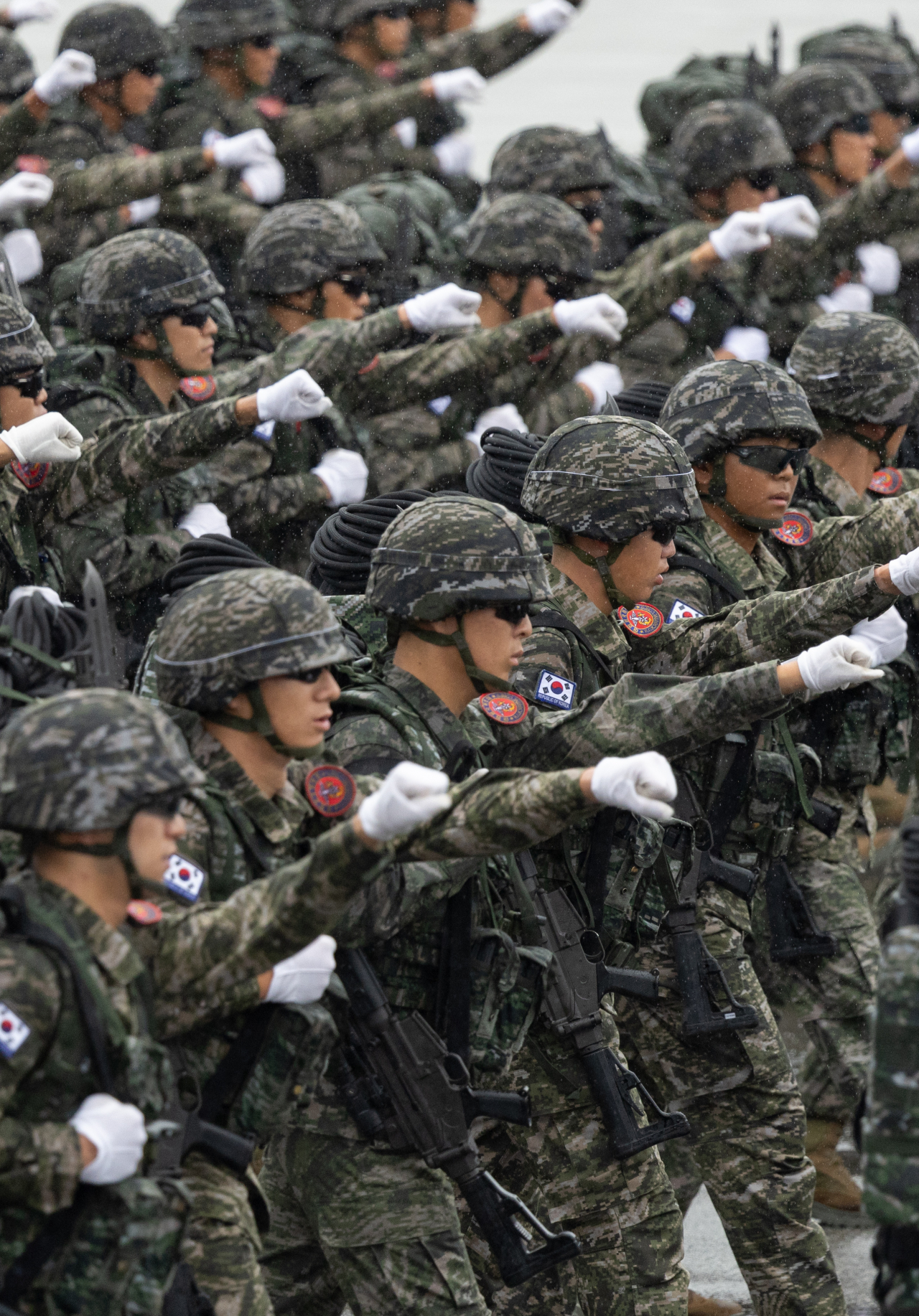 지난해 9월 26일 오전 경기도 성남시 서울공항에서 열린 제75주년 국군의 날 기념식에서 도보부대 장병들이 분열을 하고 있다. [사진공동취재단]