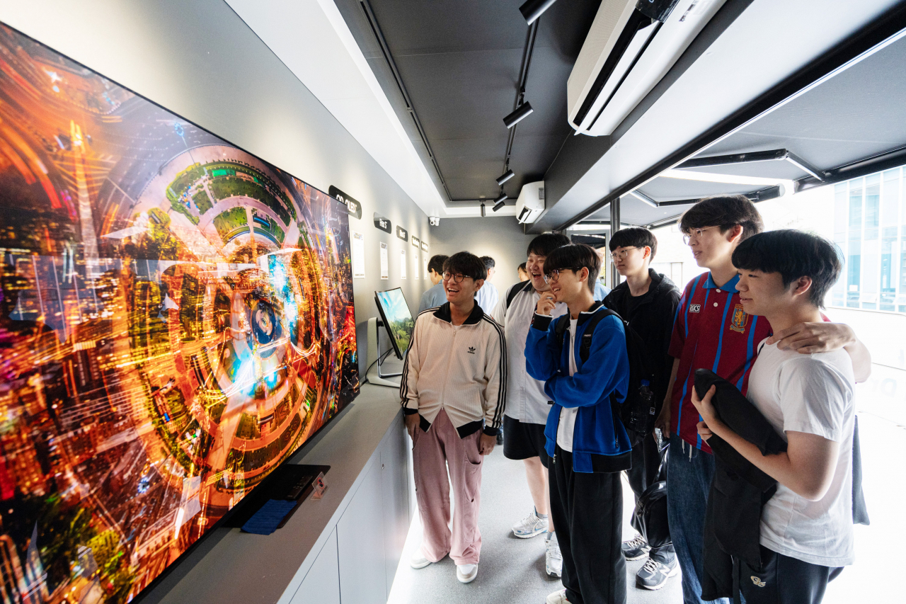 삼성디스플레이가 26일 경기과학고등학교에서 진행한 ‘우리의 꿈을 그리다, DBD(Display Beyond Dreams)’ 행사에서 학생들이 로드쇼 차량에 전시된 삼성디스플레이의 77형 QD-OLED TV를 관람하고 있다. [삼성디스플레이 제공]