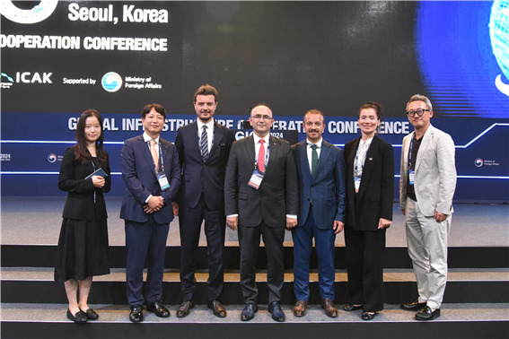 GICC 2024에 참여한 조합 직원과 튀르키예 도로청 관계자들 [건설공제조합]