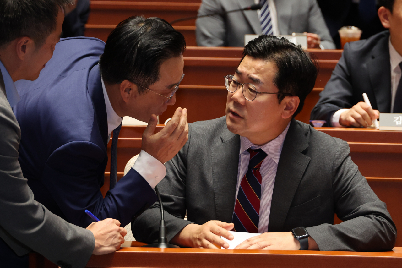 박찬대 더불어민주당 원내대표와 박성준 원내수석부대표가 26일 오후 서울 여의도 국회에서 열린 의원총회에서 대화하고 있다. [연합]