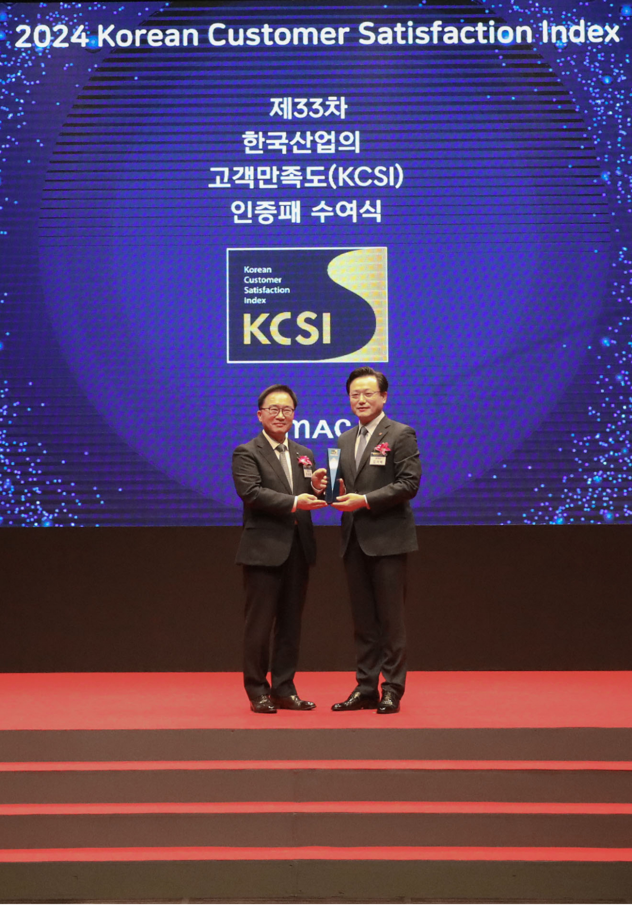김이배(오른쪽) 제주항공 대표이사가 26일 호텔신라 서울에서 진행된 ‘제33차 한국산업의 고객만족도(KCSI) 인증패 수여식’에서 저비용항공 부문 1위를 수상하고 있다. [제주항공 제공]