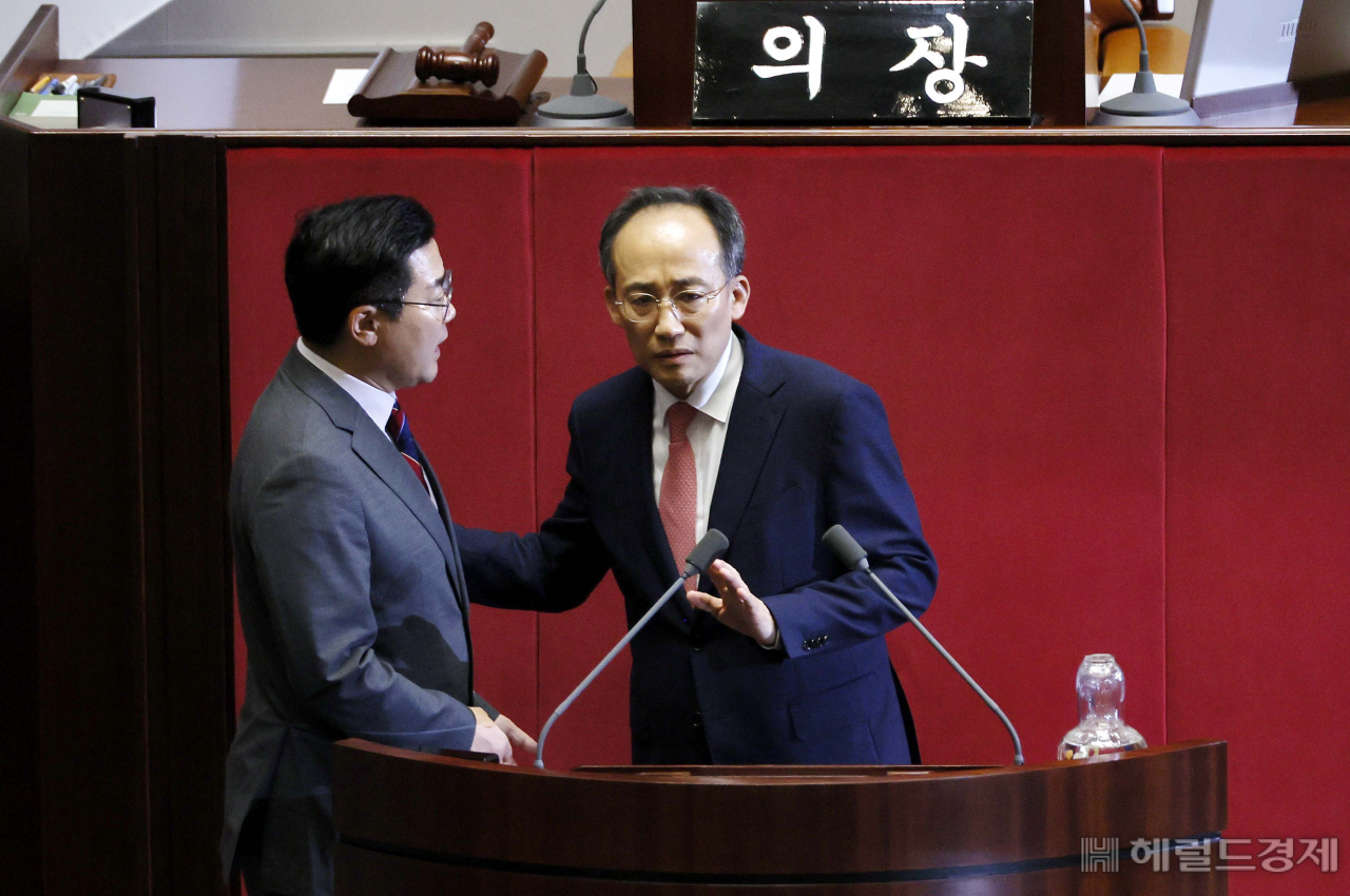 추경호(오른쪽) 국민의힘 원내대표와 박찬대 더불어민주당 원내대표가 26일 오후 서울 여의도 국회에서 열린 본회의에서 한석훈 국가인권위원회 위원 선출안이 부결된 것에 대해 논의하고 있다. 임세준 기자