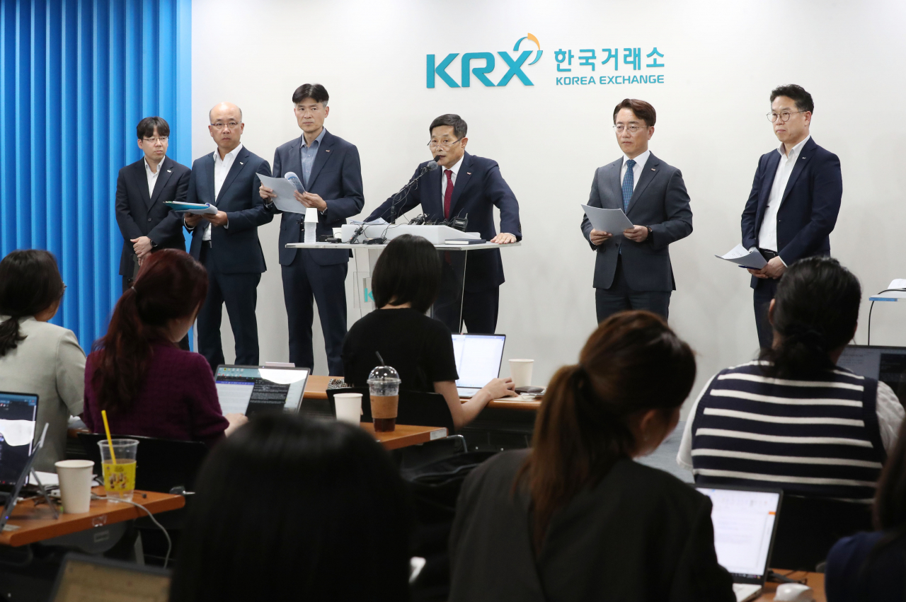 KB금융, 결국 밸류업 지수 추가?…“ETF 출시 전 고쳐야” vs “오락가락, 신뢰도 타격” [투자360]