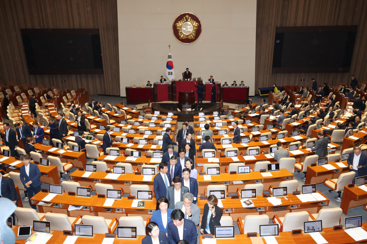 19일 국회 본회의에서 ‘방송4법’ 등 재의결 안건이 부결되자 야당 의원들이 본회의장에서 퇴장하고 있다. [연합]