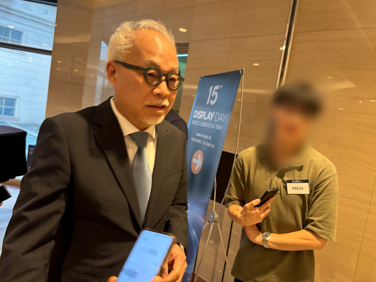 최주선 삼성디스플레이 사장이 26일 서울 송파구 롯데호텔월드에서 열린 '제15회 디스플레이의 날'에서 취재진의 질문에 답하고 있다. [연합]