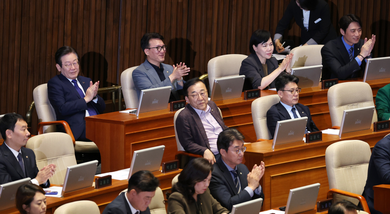 26일 국회에서 열린 본회의에서 더불어민주당 이재명 대표를 비롯한 야당 의원들이 박수치고 있다. [연합]