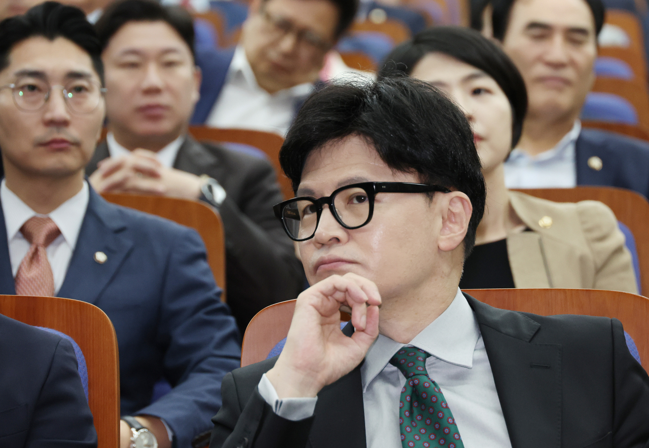 국민의힘 한동훈 대표가 26일 국회에서 열린 의원총회에서 생각에 잠긴 듯한 표정을 짓고 있다. [연합]