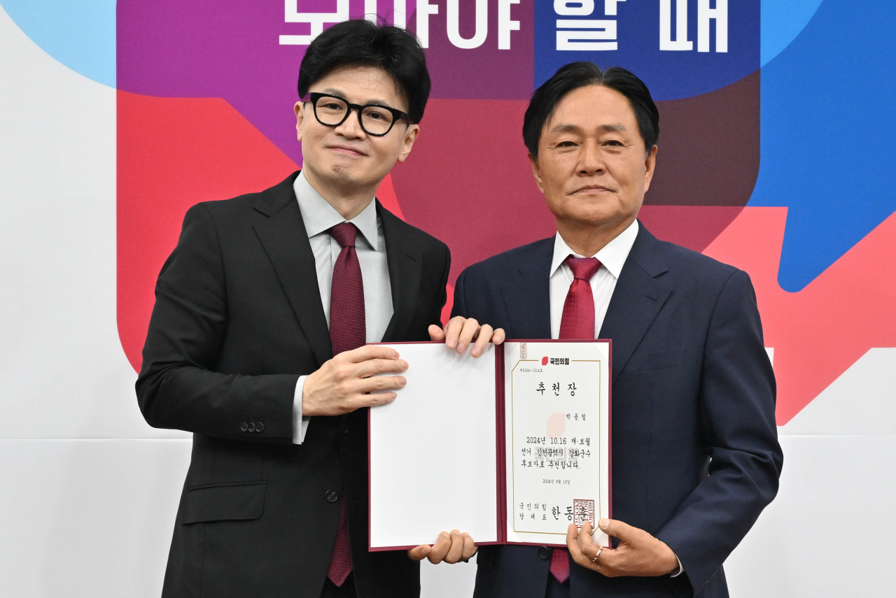 한동훈(왼쪽) 국민의힘 대표와 박용철 인천 강화군수 후보가 23일 오전 서울 여의도 국회에서 열린 당 재보궐선거 후보자 추천장 수여식에서 기념촬영을 하고 있다. 임세준 기자