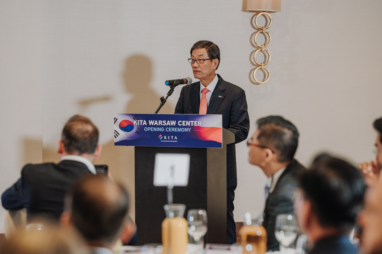26일(현지시간) 폴란드 바르샤바에서 열린 한국무역협회 바르샤바 사무소 개소식에서 윤진식 무역협회 회장이 인사말을 하고 있다. [무역협회 제공]