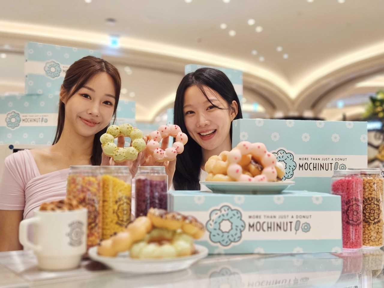 신세계백화점 강남점 '스위트파크'에서 모델들이 ‘모찌넛’을 선보이고 있다.[신세계백화점 제공]