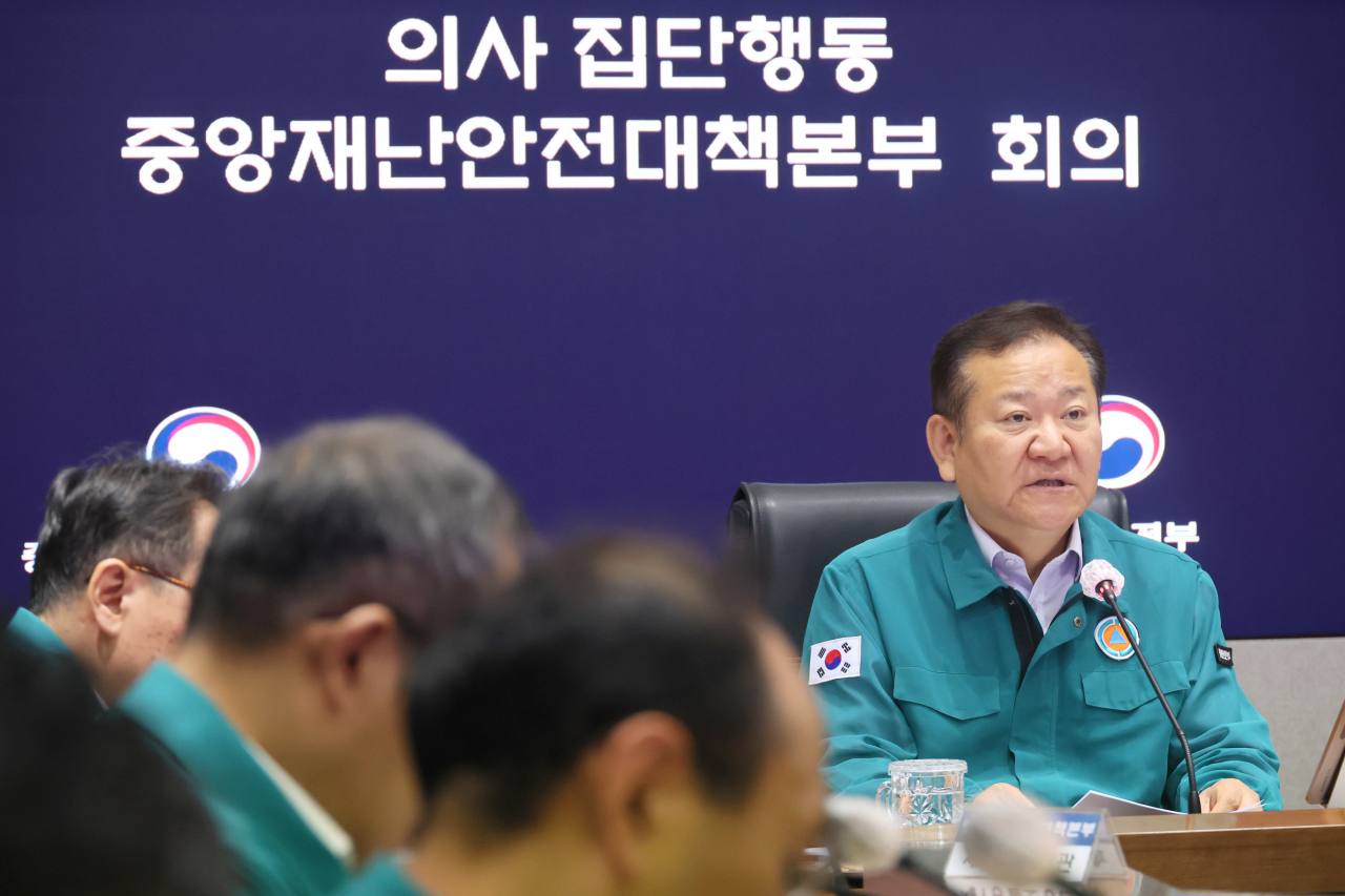 이상민 행정안전부 장관이 27일 오전 서울 종로구 정부서울청사에서 의사 집단행동 중앙재난안전대책본부 회의를 주재하고 있다.[연합]