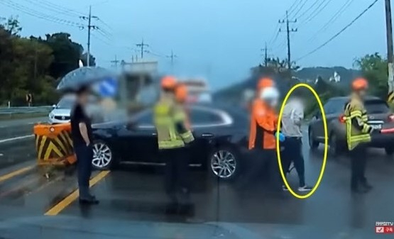 [영상] 중앙분리대 들이받은 운전자…문 열어보니 ‘반나체’였다 [여車저車]