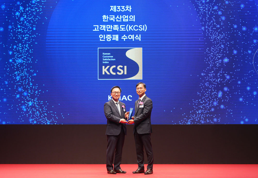 윤민석(오른쪽) 금호타이어 G.마케팅담당 상무와 한수희 KMAC 대표이사 26일 서울 중구 장충동에 위치한 호텔신라에서 열린 KCSI 인증패 수여식에서 기념 촬영을 하고 있다. [금호타이어 제공]