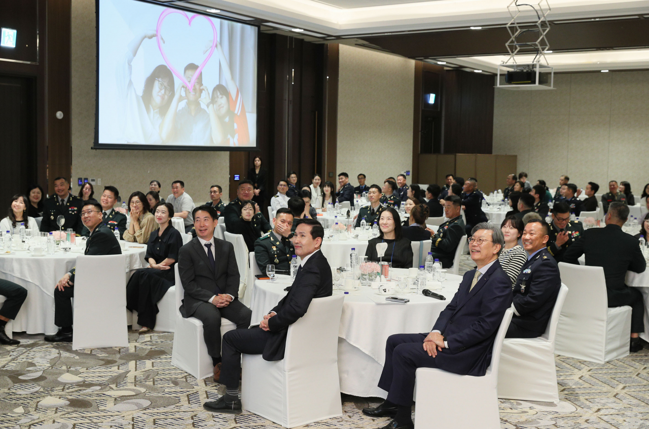 문지훈(앞줄 왼쪽부터) 한화에어로스페이스 부사장과 김선호 국방부 차관, 김창범 한국경제인협회 상근부회장 등이 지난 25일 인천 인스파이어리조트에서 열린 '군인가족의 날 힐링데이'에서 기념영상을 시청하고 있다. [한화 제공]