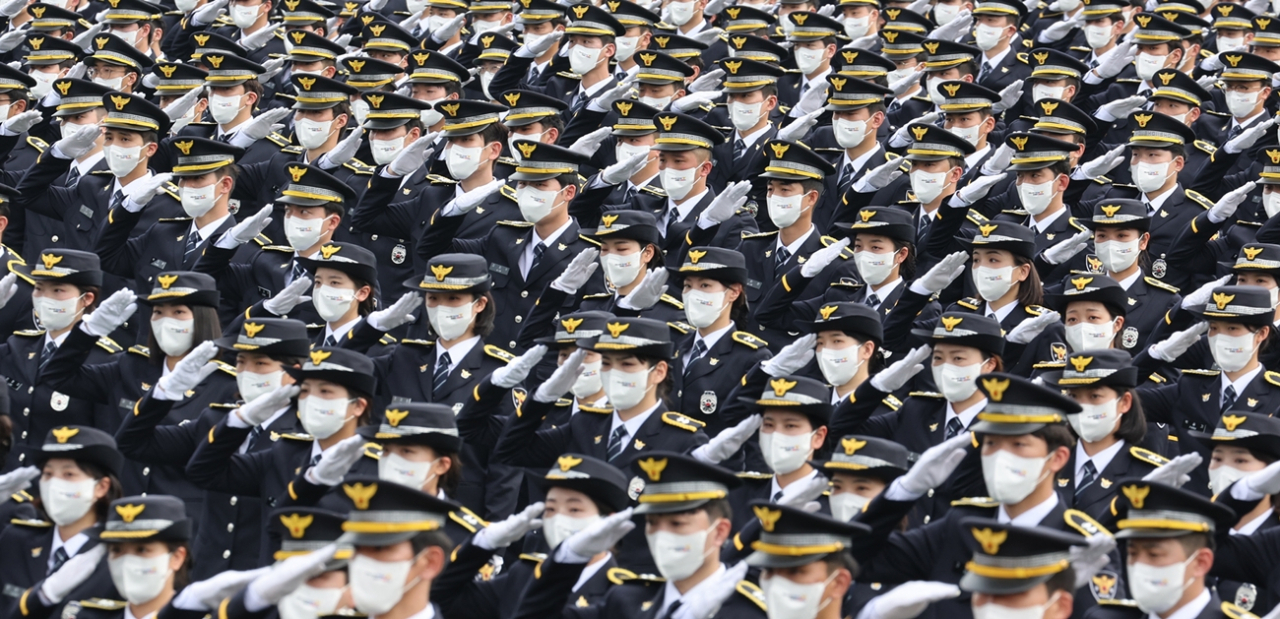 19일 충북 충주시 중앙경찰학교에서 열린 310기 졸업식에서 졸업생들이 거수경례를 하고 있다. 2022.8.19 [연합]