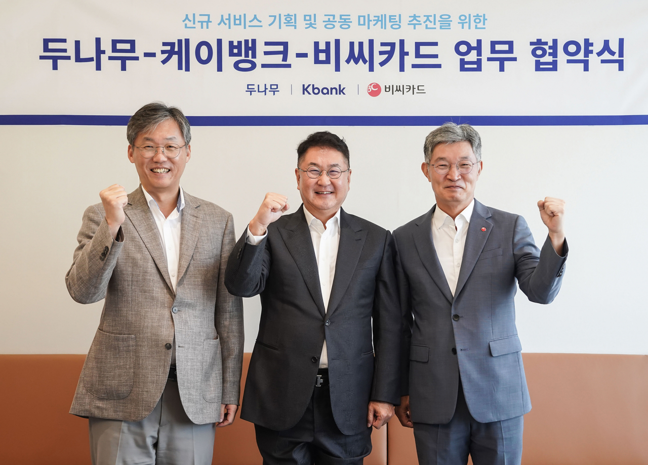 최원석(오른쪽부터) BC카드 대표이사 사장, 이석우 두나무 대표, 최우형 케이뱅크 행장이 3사 간 중장기 협력을 위한 업무협약에 나섰다. [비씨카드 제공]