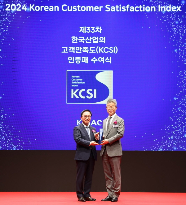 롯데렌터카가 제33차 한국산업의 고객만족도(KCSI) 렌터카 부문에서 9년 연속 1위를 기록했다. 최진환(오른쪽) 롯데렌탈 대표이사 사장과 한수희 한국능률협회컨설팅(KMAC) 대표이사 사장이 26일 서울 중구 소재 서울신라호텔에서 기념촬영을 하고 있다. [롯데렌탈 제공]