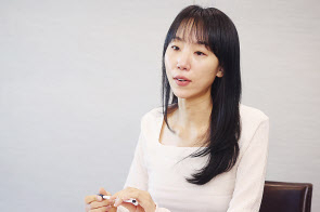 기자간담회에서 질문에 답하고 있는 우신영 작가
