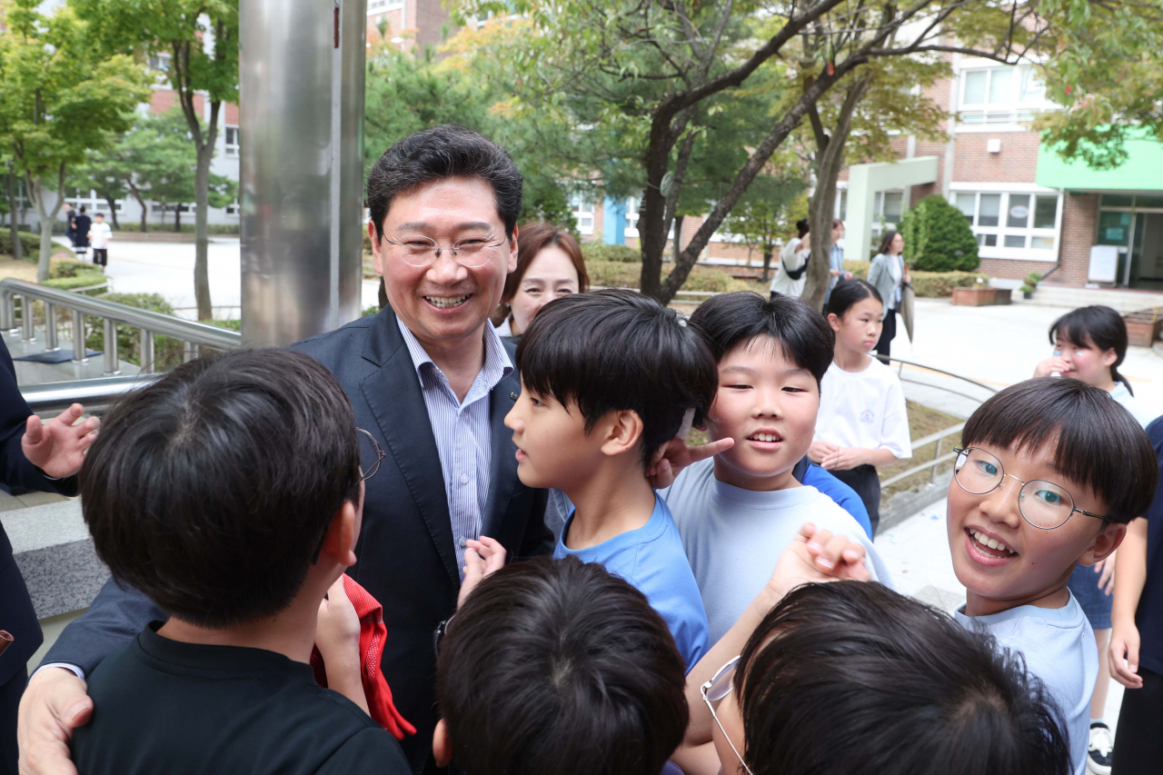 이상일 용인특례시장이 고림초를 찾아 학생들의 인사에 화답하고 있다.[용인시 제공]