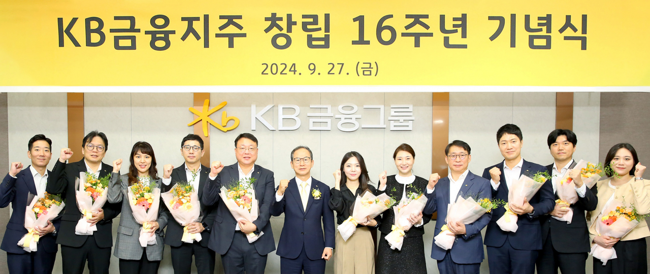 27일 서울 여의도 KB국민은행 신관에서 진행된 KB금융지주 창립 16주년 기념식에 참석한 양종희(왼쪽에서 여섯 번째) KB금융그룹 회장과 임직원들이 기념 촬영을 하고 있다.[KB금융그룹 제공]