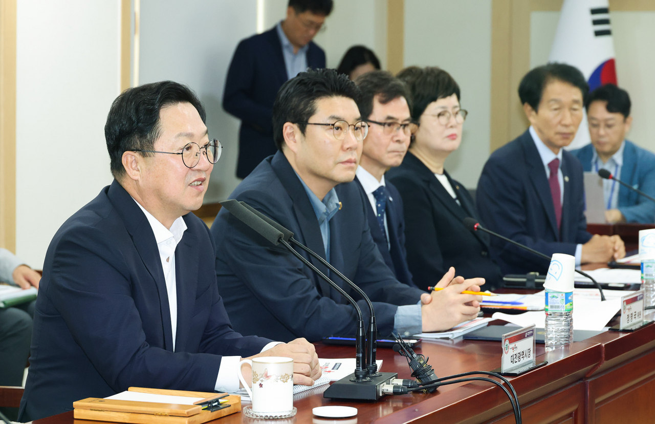 이장우 대전시장이 27일 시청 중회의실에서 열린 ‘2024 대전 0시 축제’의 성과 보고회장에서 직원들의 노고에 감사의 말을 전하고 있다. 올해 대전 0시축제는 200만 8240명의 방문객이 다녀간 것으로 나타났다. 이는 지난해 보다 2배 가까이 늘어난 수치로 ‘대전지역 축제가 명실공히 세계적인 축제’로 자리메김하고 있다는 호평을 받고 있다.