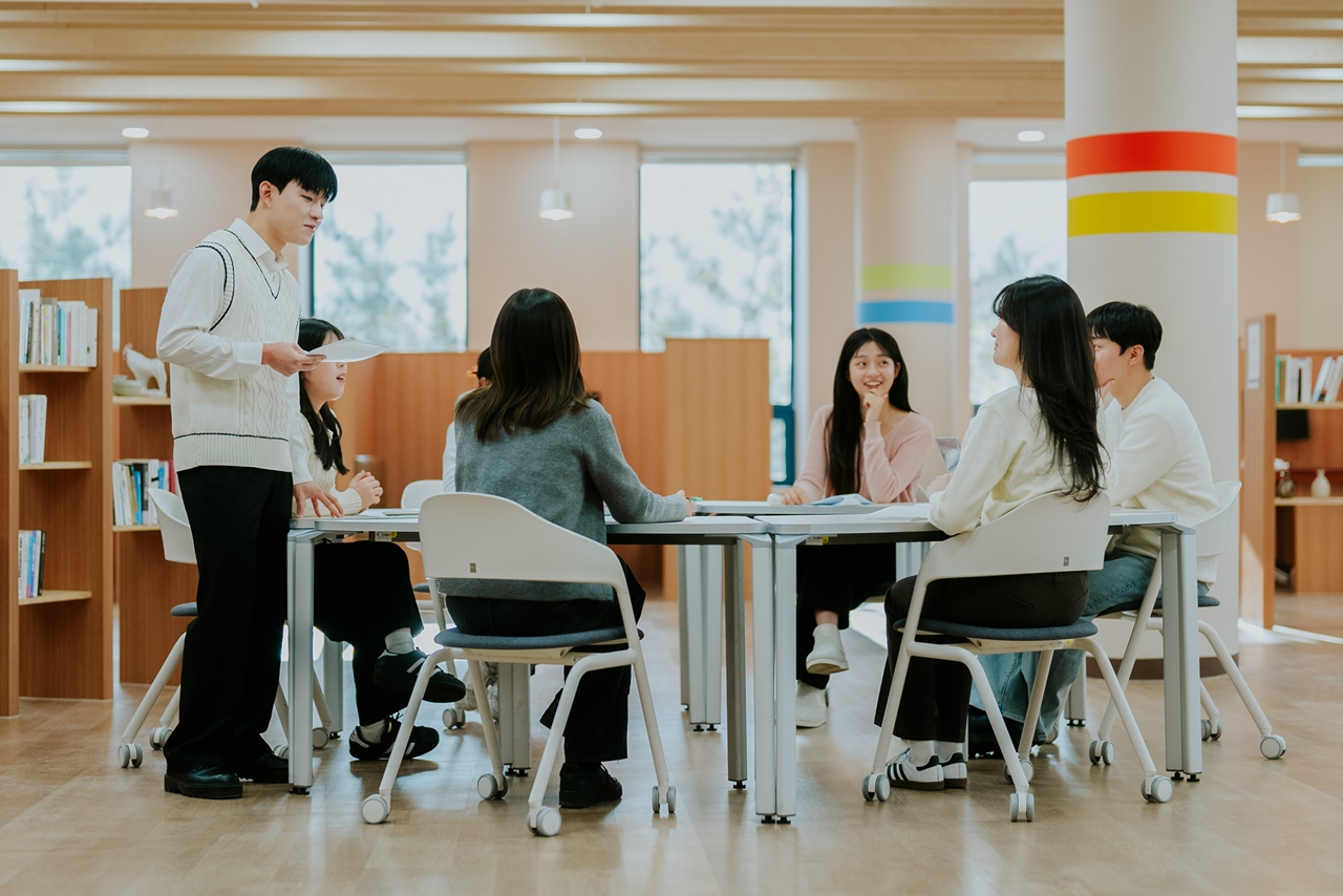 단국대 학생들이 자유롭게 토론을 하고 있다.[단국대 제공]