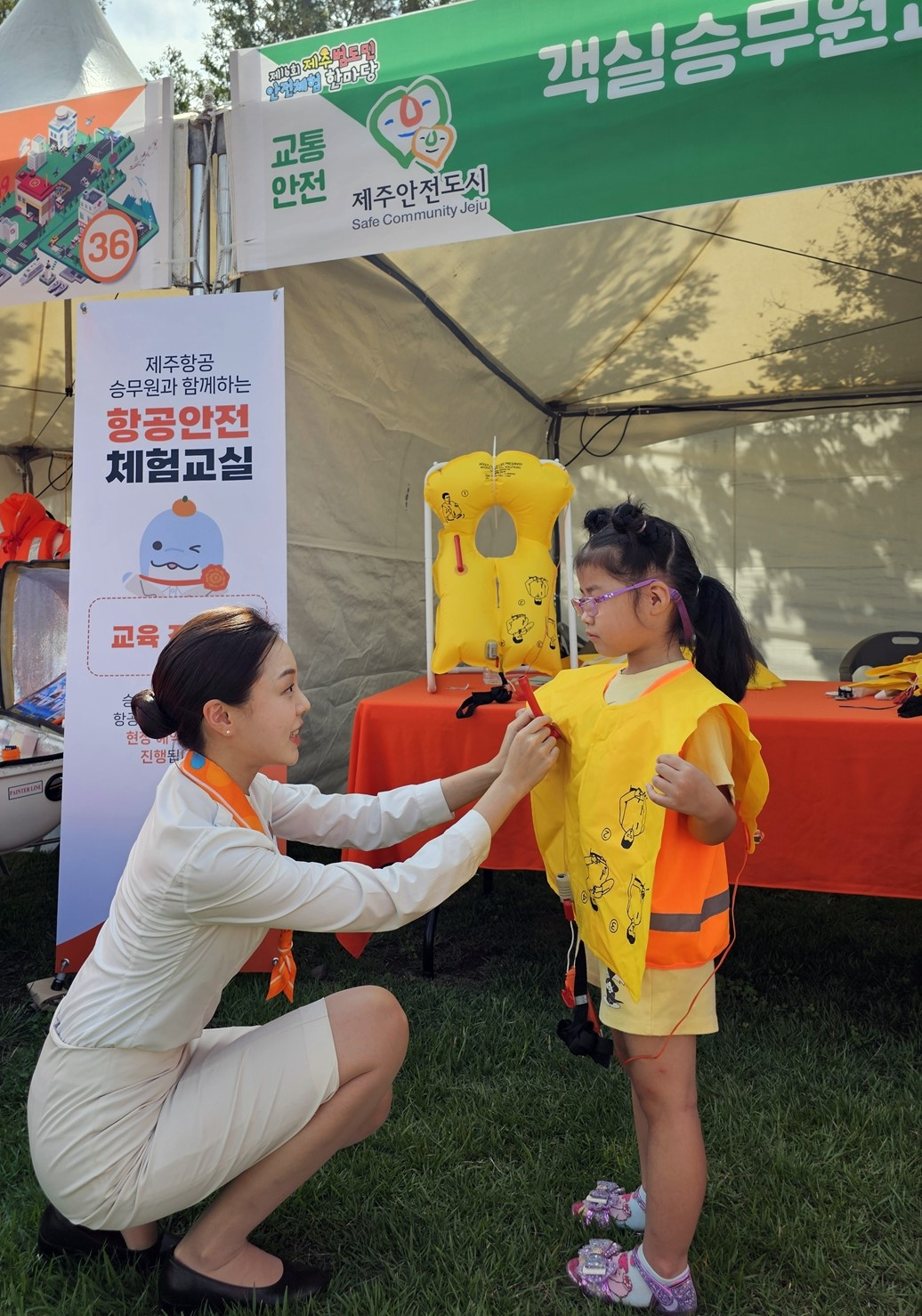 제주항공 객실승무원들이 제주 범도민 안전체험 한마당에서 어린이들을 대상으로 제주항공 대표 교육기부 프로그램인 항공안전체험교실을 진행하고 있다. [제주항공 제공]