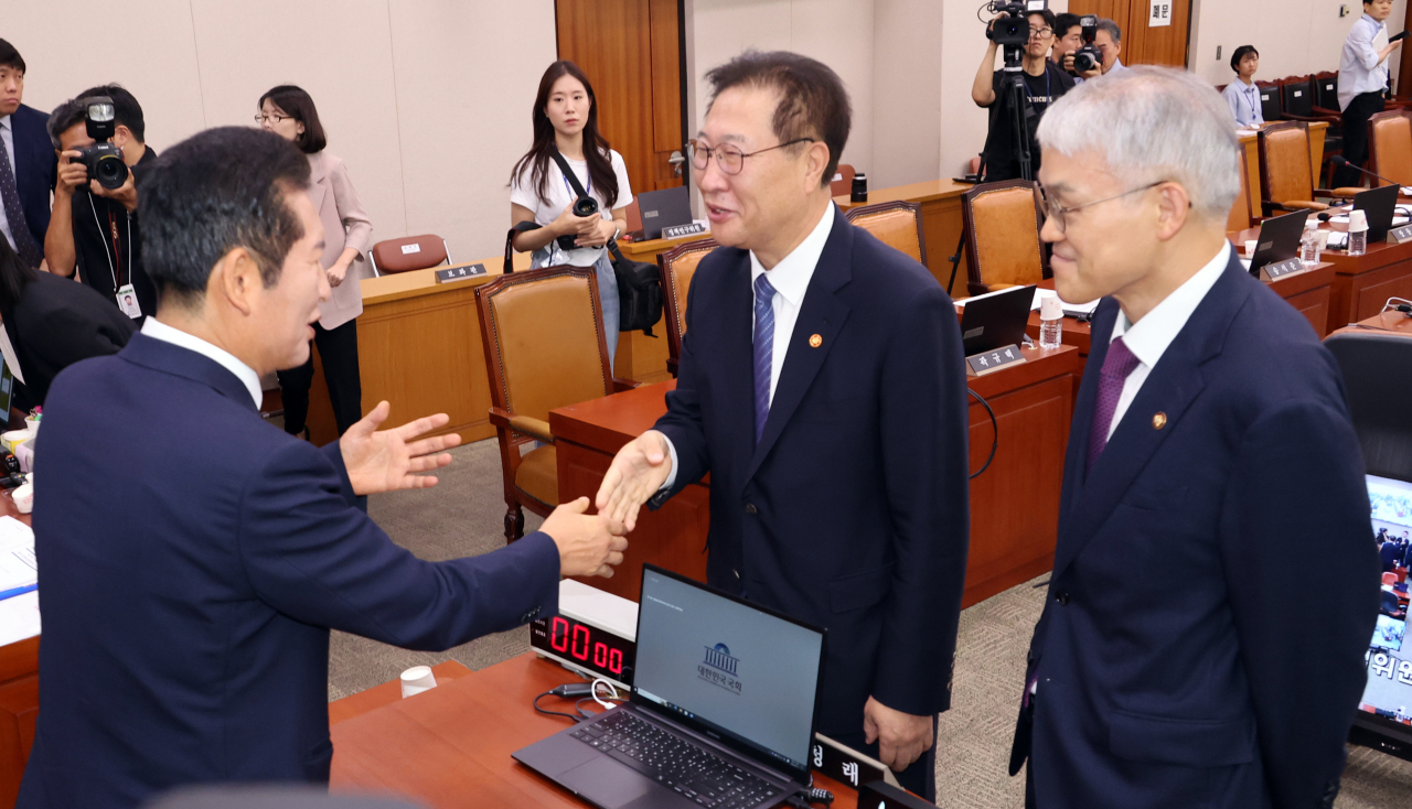 정청래 국회 법제사법위원장이 지난달 11일 서울 여의도 국회에서 열린 법사위 전체회의에서 정회를 선포한 후 박성재 법무부 장관, 천대엽 법원행정처장(우측)과 대화하고 있다. [연합]