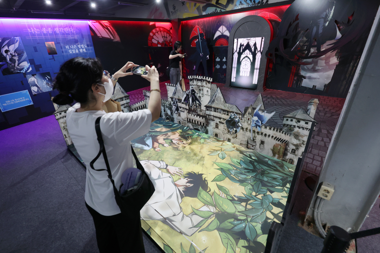 A visitor takes a photo at webtoon series "Omniscient Reader's Viewpoint" pop-up during the 2024 World Webtoon Festival held at Seongsu-dong, Seoul, Thursday. (Yonhap)