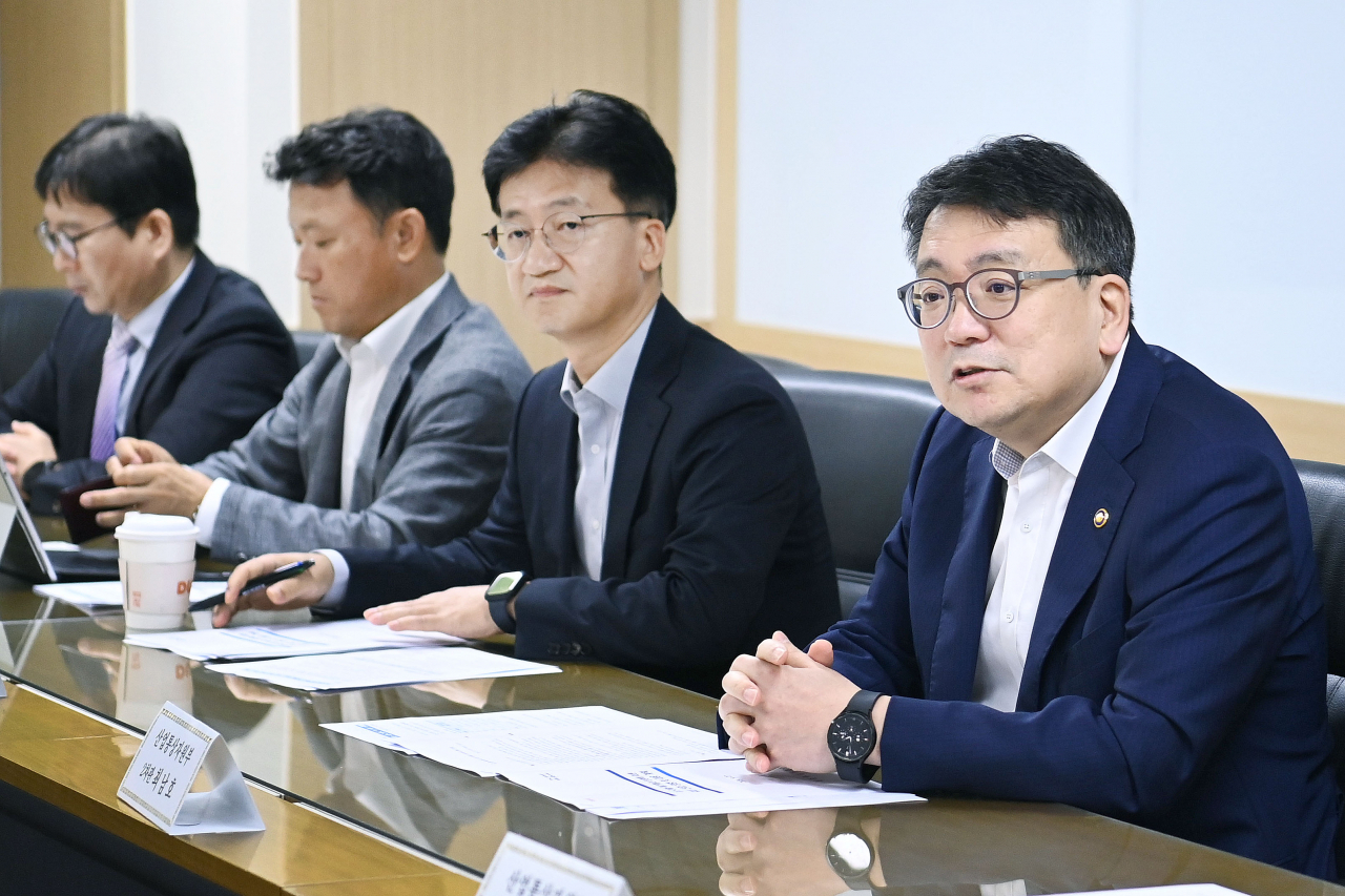 최남호(오른쪽 첫번째) 산업통상자원부 2차관이 27일 서울 종로구 한국생산성본부 회의실에서 열린 이스라엘-헤즈볼라 분쟁에 따른 산업 영향 점검회의를 주재하고 있다.[산업통상자원부 제공]