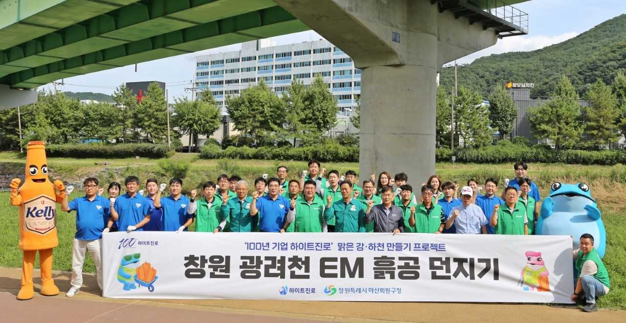 하이트진로는 창립 100주년을 맞아 기획한 ‘맑은 강, 하천 만들기’ 프로젝트 2차 활동을 펼쳤다
