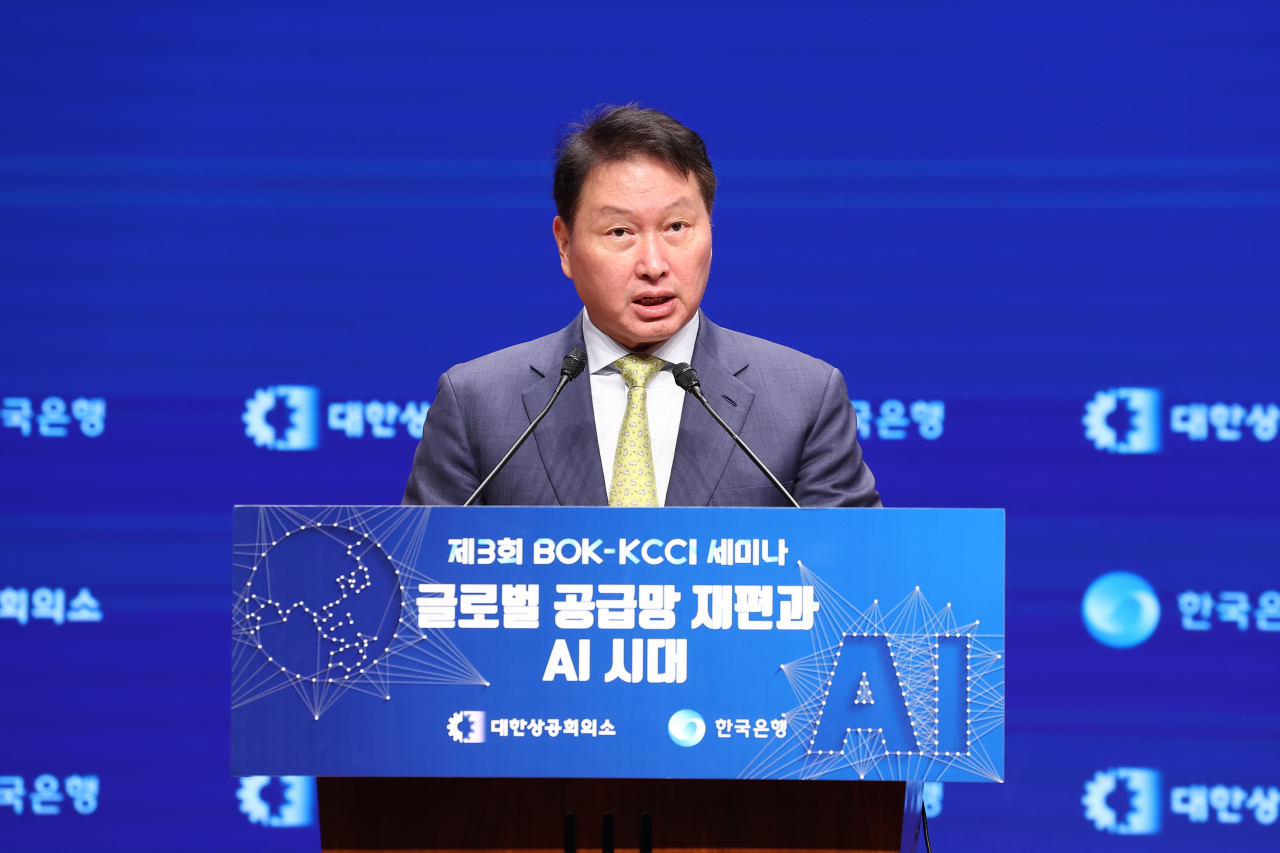 최태원 대한상공회의소 회장이 27일 오후 서울 중구 한국은행에서 열린 제3회 한국은행-대한상공회의소 세미나에서 환영사를 하고 있다. 연합뉴스