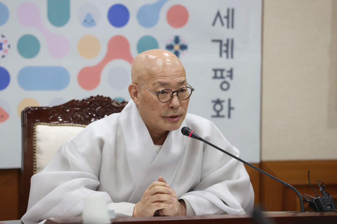 대한불교조계종 총무원장 진우스님이 20일 오전 서울 종로구 한국불교역사문화기념관에서 '2024 불교도대법회(국제선명상대회) 기자간담회'를 하고 있다. 연합뉴스