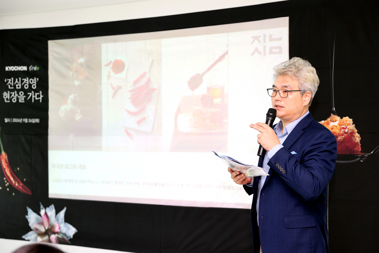 지난 26일 충북 진천 비에이치앤바이오 공장에서 송원엽 비에이치앤바이오 대표가 소스 사업에 대해 설명하고 있다. [비에이치앤바이오 제공]