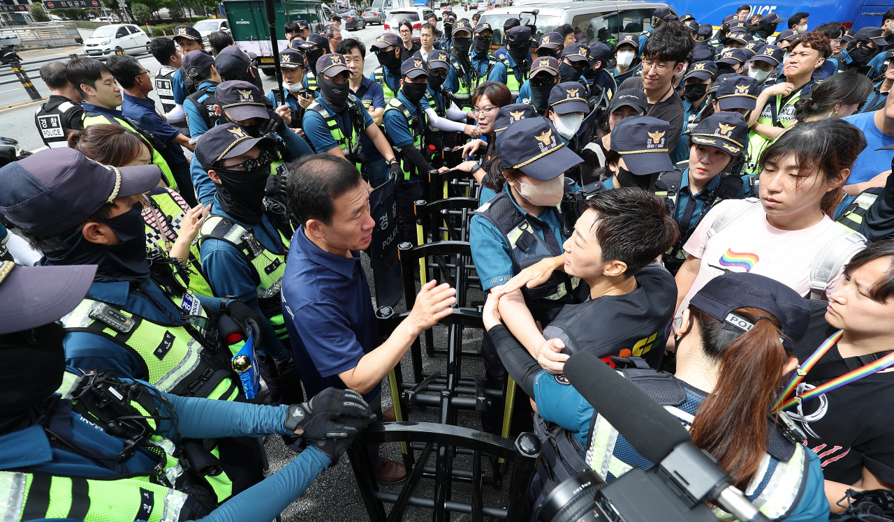28일 대구 중구 반월당사거리인근 달구벌대로에서 '제16회 대구퀴어문화축제'개최를 앞두고 퀴어축제조직위원회 측과 경찰이 집회 장소 범위를 두고 대치하고 있다. [연합]