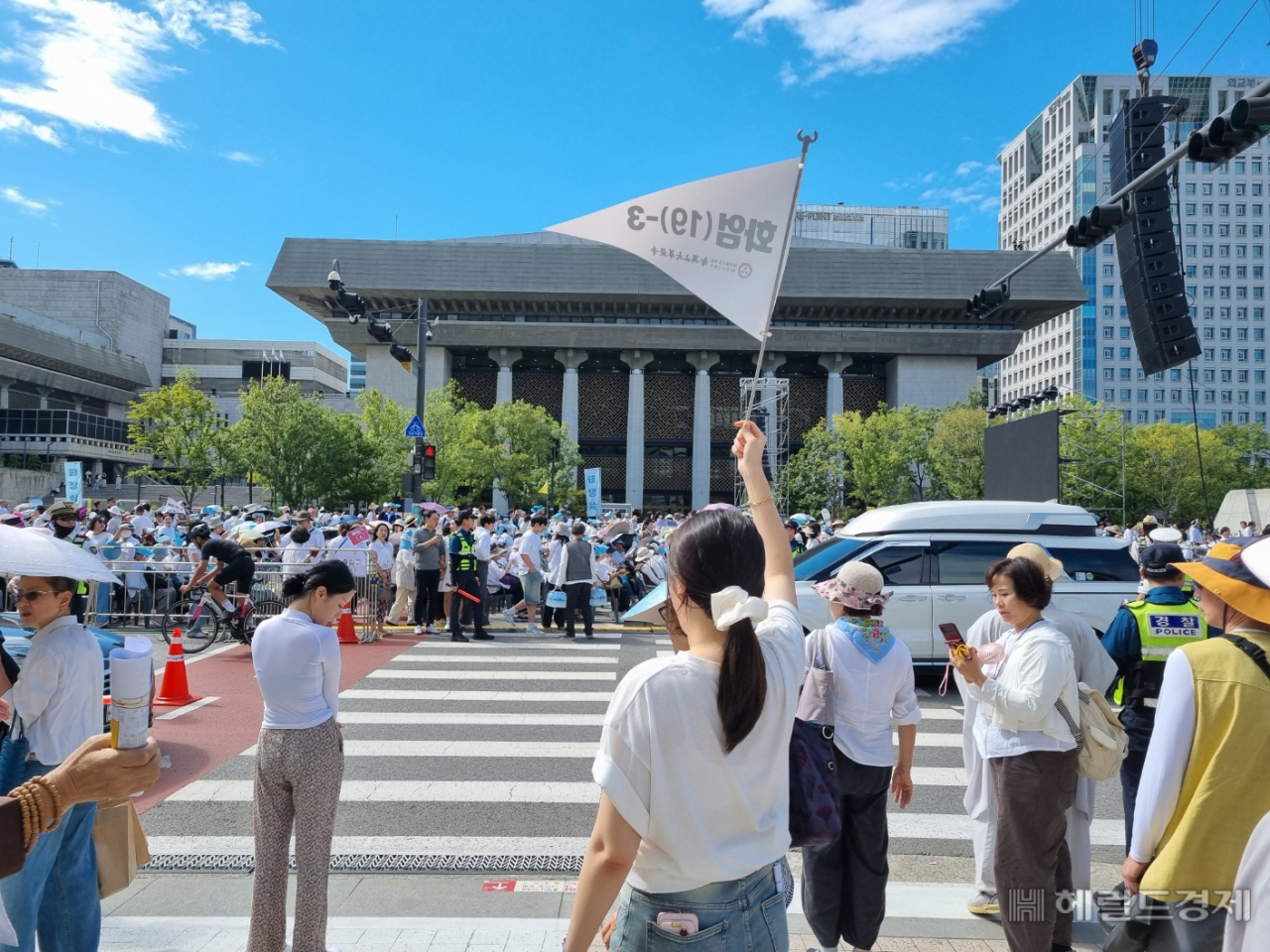 28일 오후 광화문광장에서 열린 대규모 불교 행사로 일대 교통이 통제됐다. 이민경 기자.