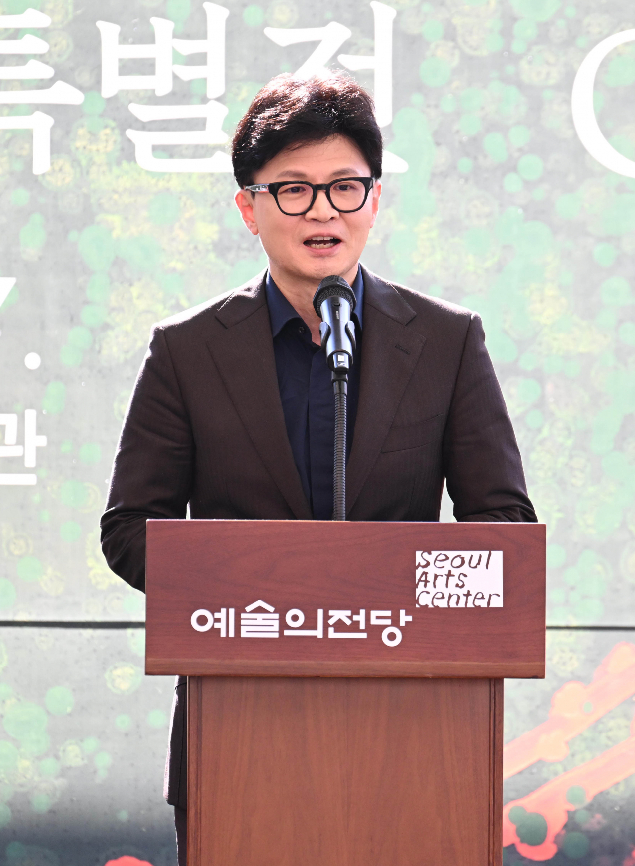 한동훈 국민의힘 대표가 27일 오후 서울 서초구 예술의전당에서 열린 조계종 종정 성파스님 특별전시회 개막식에서 축사하고 있다. 이상섭 기자