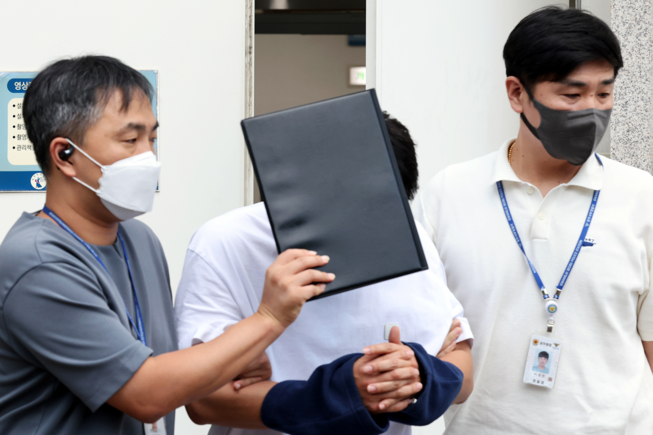 '광주 뺑소니 사망사고' 운전자의 도주 과정을 도운 혐의(범인 도피)를 받는 30대 조력자 A씨가 28일 오후 광주지방법원에서 열린 구속 전 피의자 심문(영장실질심사)에 출석한 뒤 밖으로 나오고 있다. [연합]