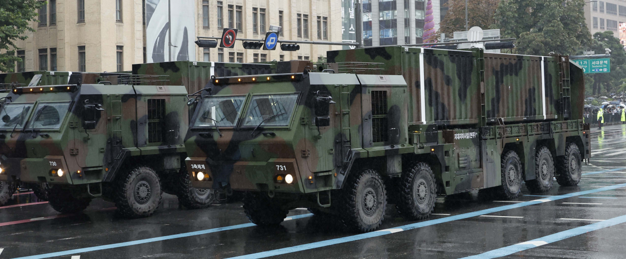 지난해 건군 75주년 국군의 날 기념행사에서 국군 장병들이 시가행진하고 있다. 사진은 지대지미사일 '현무'가 이동하는 모습 [연합]