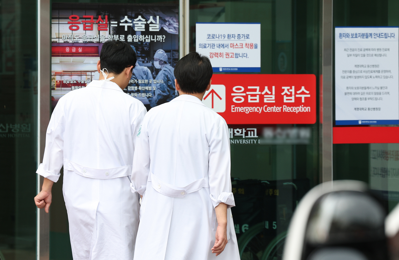 대구 한 상급종합병원에서 의료관계자들이 응급실로 들어가고 있는 모습 [연합]