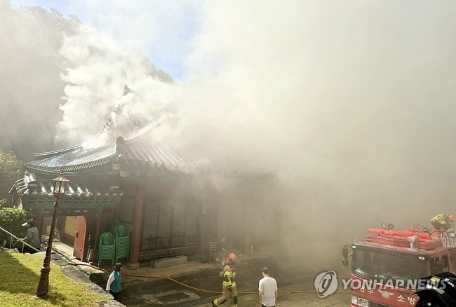 29일 오전 무등산 증심사 식당건물에서 화재가 발생하자 소방대원들이 진화작업을 벌이고 있다. [사진 연합뉴스]