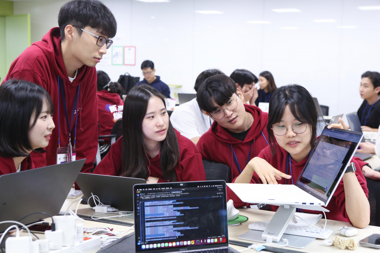 LG는 28일부터 1박 2일간 경기도 이천 LG인화원에서 LG 에이머스(Aimers) 해커톤을 진행했다. 사진은 해커톤 참가자들 모습. [LG 제공]