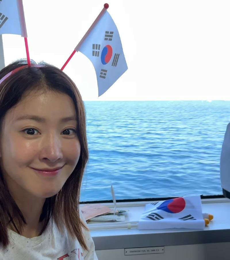 배우 이시영이 태극기 머리띠를 한 채 배를 타고 독도로 향하고 있는 모습. [이시영 인스타그램 갈무리]
