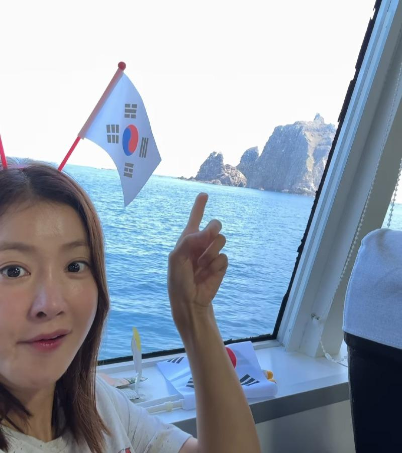 배우 이시영이 배를 타고 독도를 향하면서 손가략으로 독도를 가리키고 있다. [이시영 인스타그램 갈무리]