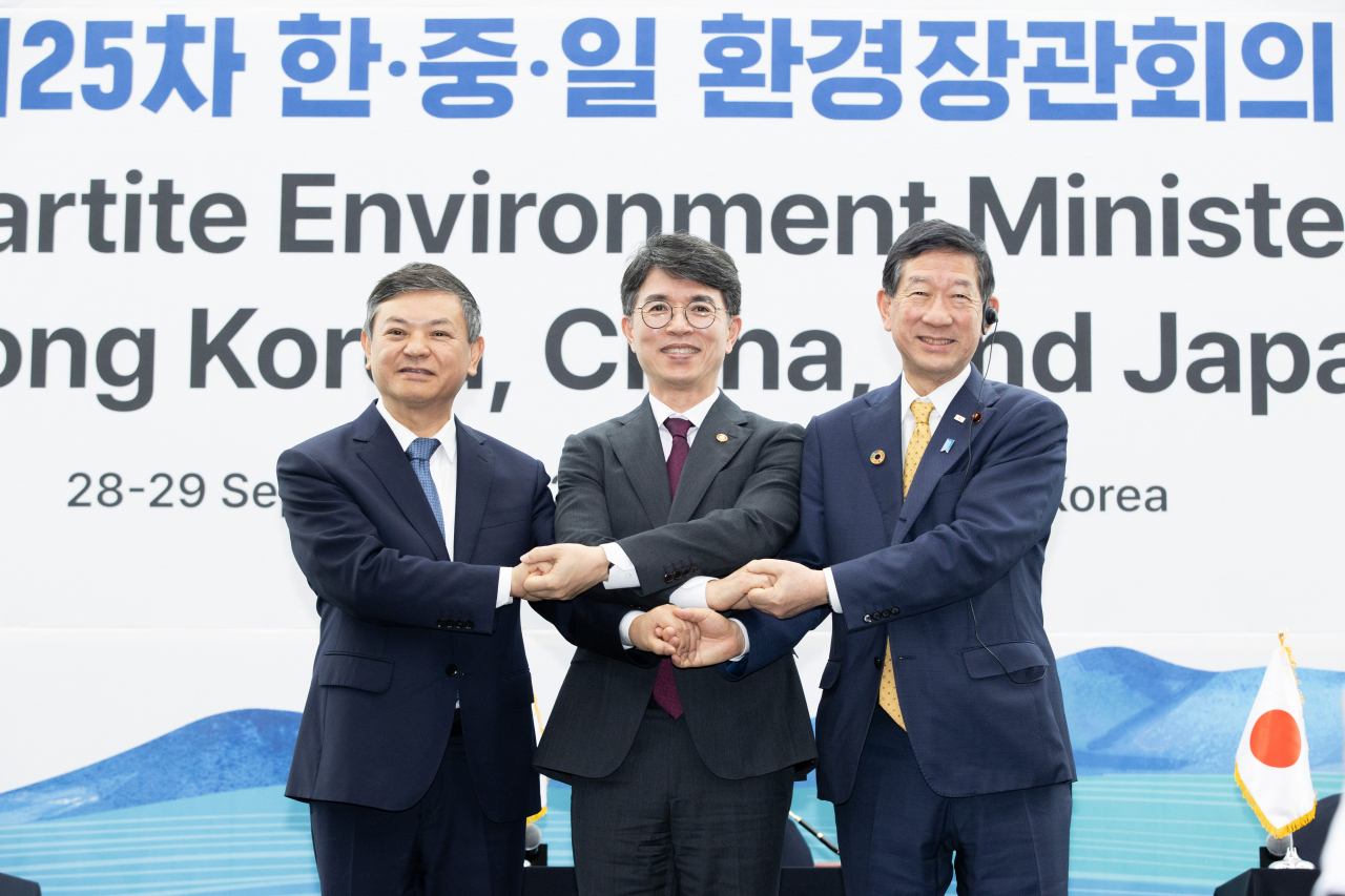 김완섭 환경부 장관(가운데)이 29일 제주컨벤션센터에서 열린 ‘제25차 한‧중‧일 환경장관회의’ 이후 황룬치우(Huang Runqiu) 중국 생태환경부 부장(왼쪽),이토 신타로(Ito Shintaro) 일본 환경성 대신(오른쪽)과 함께 공동합의문에 서명하고 기념촬영을 하고 있다.[환경부 제공]