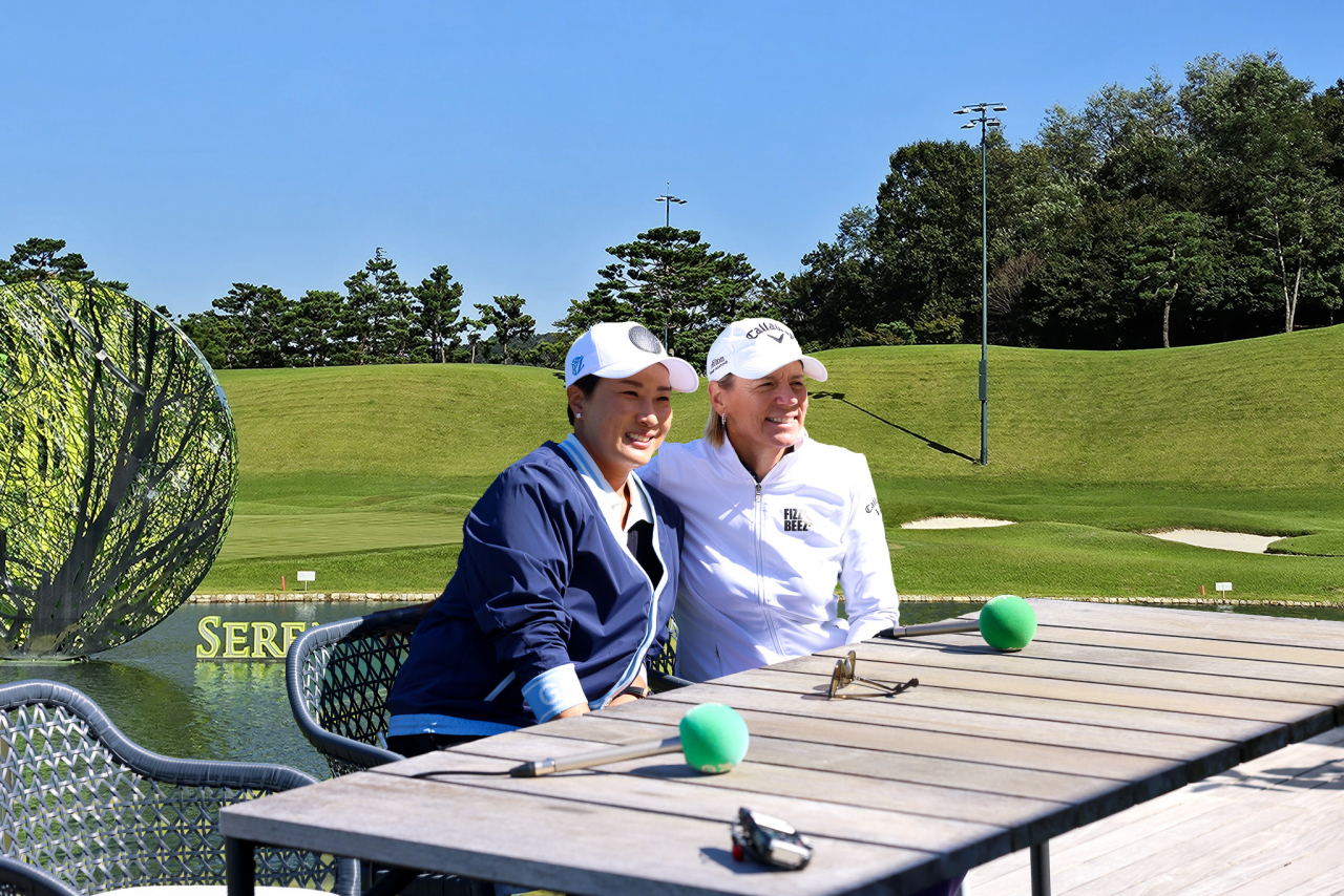 박세리 키즈를 선발해 육성하는 ‘2024 박세리&아니카 인비테이셔널 아시아’ 대회가 오는 10월1~3일 세레니티 골프앤리조트(회장 김주영)의 후원으로 열린다. 사진은 세레니티 골프앤리조트에서 포즈를 취한 박세리(왼쪽)와 아니카 소렌스탐. 둘은 한시대를 풍미했던 세계여자골프계의 전설로 통한다.